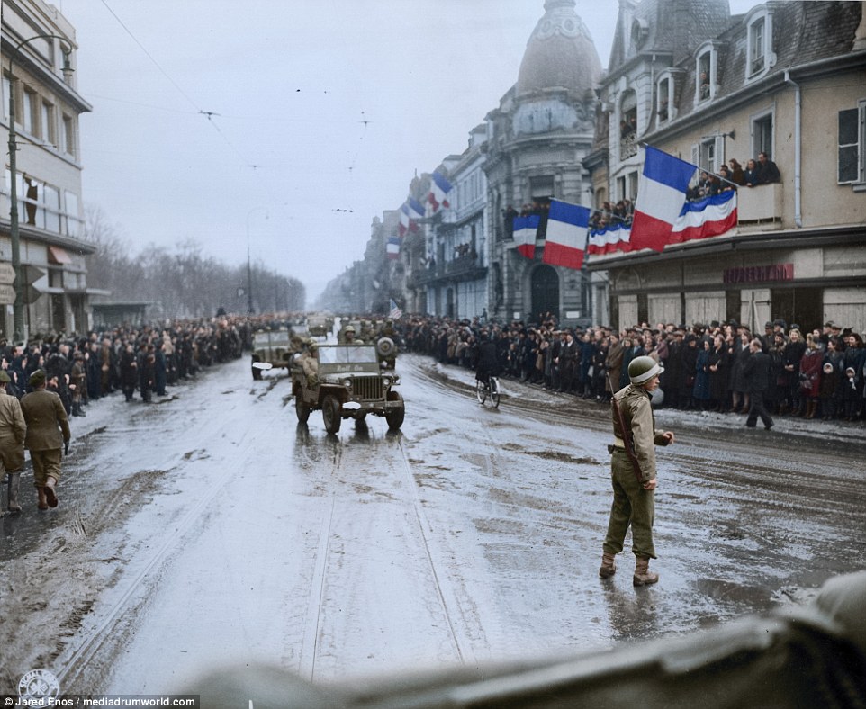 380DCF3900000578-3779356-Convoys_of_the_28th_Infantry_Division_are_flanked_by_Frenchman_i-a-17_1473325673616.jpg