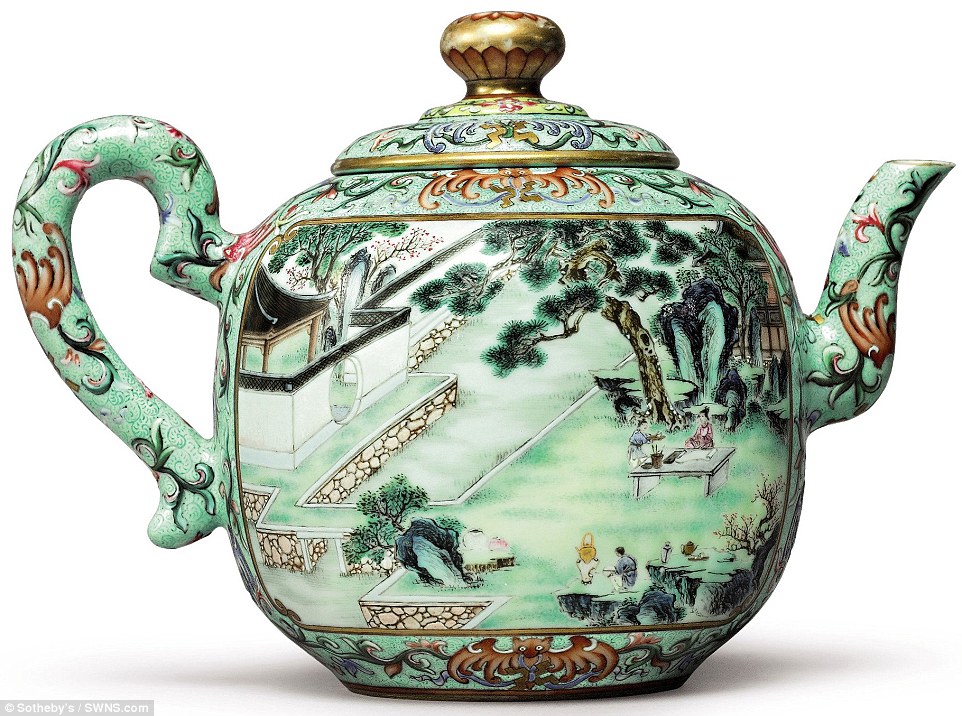 3862571900000578-3792041-A_rare_Chinese_teapot_from_the_Qianlong_dynasty_has_been_sold_fo-a-81_1473983478073.jpg