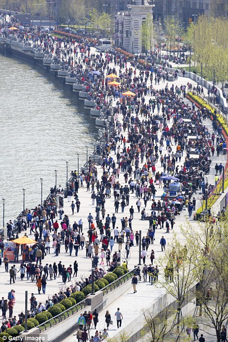 3885D3D500000578-3795187-Heaving_crowds_line_the_Bund_waterfront_area_in_central_Shanghai-a-2_1474215231827.jpg