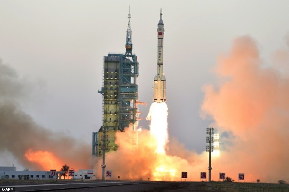 7MptiNGzOe2c92c7f41772294f7-3842614-The_Shenzhou_11_spacecraft_blasted_off_from_the_Jiuquan_Satellit-m-16_1476690480715.jpg