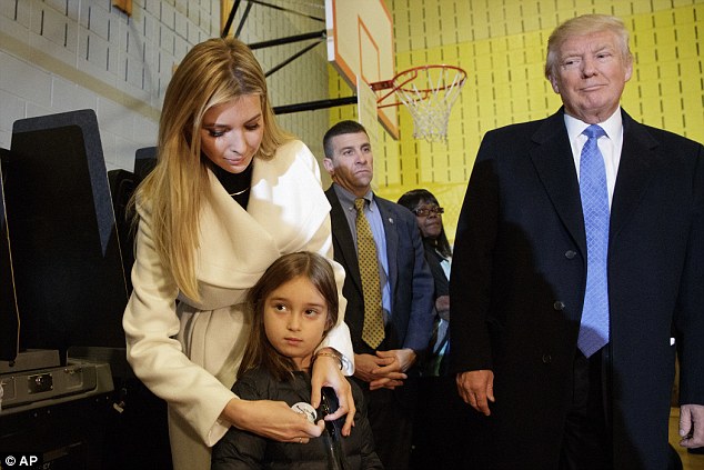 3A2E706A00000578-3938208-Arabella_with_her_mother_Ivanka_and_grandfather_Donald_Trump_on_-a-7_1479236697127.jpg